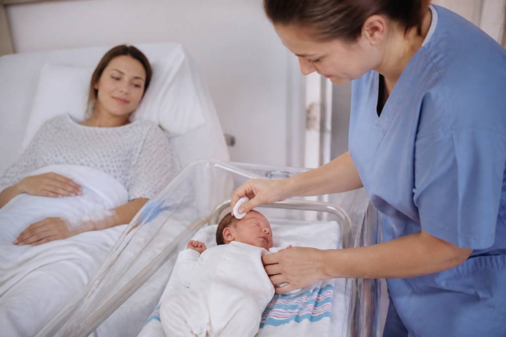 Les premiers soins du nouveau-né à la maternité : les gestes à connaître
