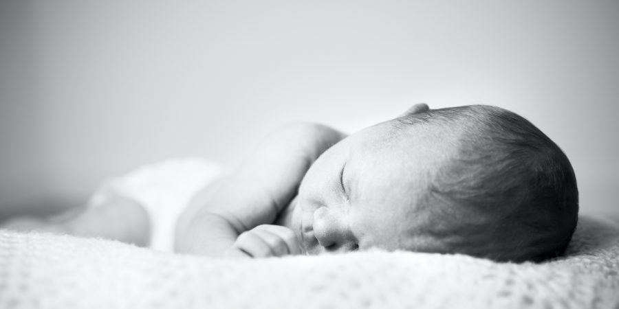 Bébé qui fait la sieste surveillé par un babyphone